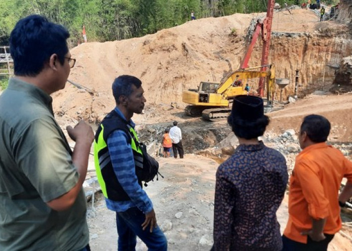 Progres Masih 3 Persen, Komisi III DPRD Kabupaten Blitar  Sidak Pembangunan Jembatan Dawuhan
