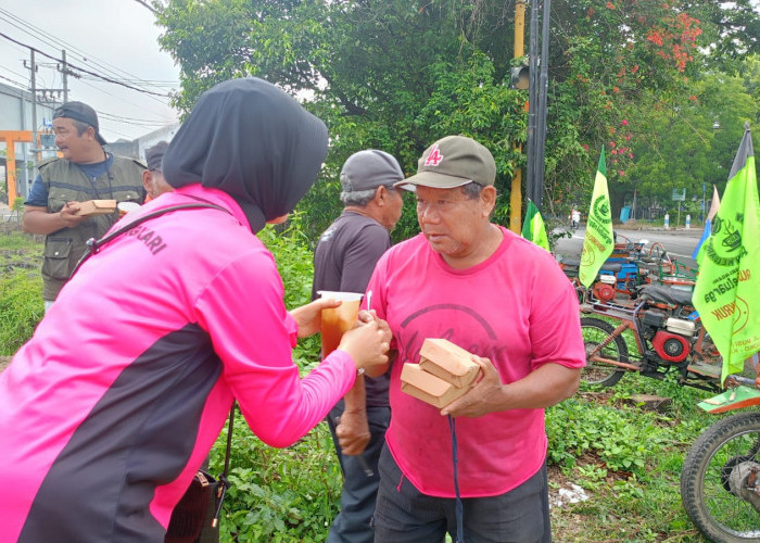 Aksi Kepedulian Polri, Polsek Ngawi Kota Bagikan Makanan ke Tukang Becak