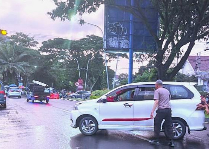 Tertolong Sekring Cadangan Mobil Polisi, Mobil Lansia di Malang Kembali Nyala