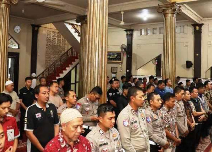 Polres Lamongan Gelar Salat Gaib, Doakan Pengemudi Ojol Affan Kurniawan