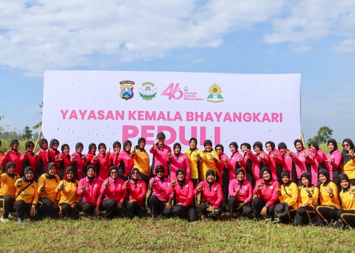 Peringati Hari Bumi dan HUT YKB Ke-46, Polres Lumajang Tanam Ratusan Pohon Kelapa di Pantai Dampar