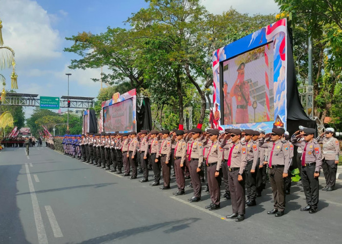 Peserta upacara Peringatan Hari Juang Polri memberikan hormat kepada Inspektur Upacara, Kapolri Jenderal Listyo Sigit Prabowo. (Foto: Wendy Setiawan)