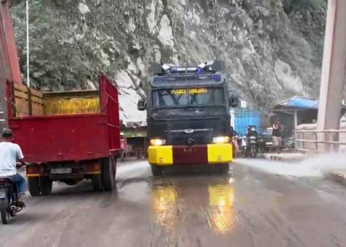 Polres Lumajang Kerahkan Mobil AWC Bersihkan Sisa Lumpur APG Semeru di Jembatan Besuk Koboan