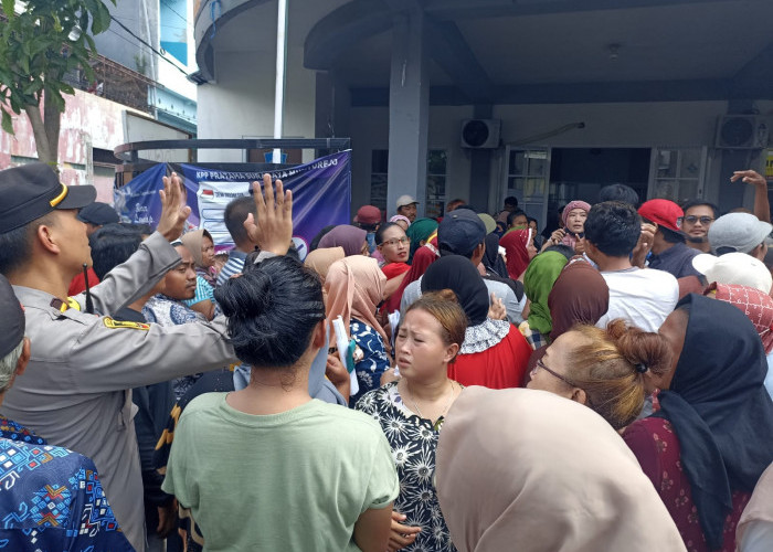 Ratusan Warga Surabaya Terima Beras Gratis, Polisi Amankan Lokasi
