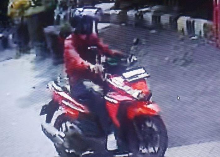 Maling Gondol Sepeda Motor di Kampus PPNI Mojokerto Terekam CCTV