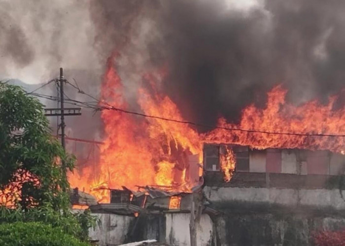 Kebakaran 2 Rumah di Dupak Timur, 1 Orang Tewas Usai Lompat dari Lantai Dua