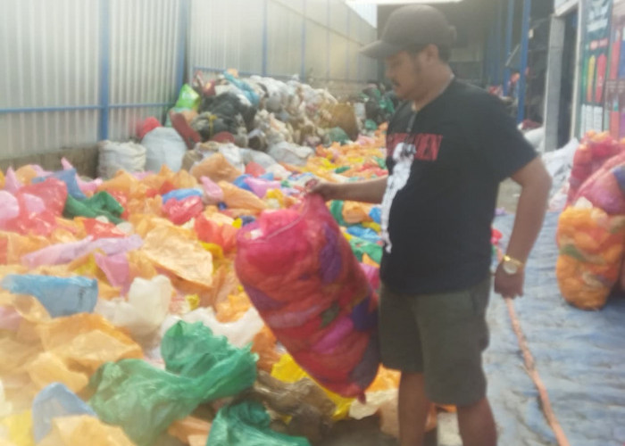 Ubah Sampah Jadi Berkah di Tangan Kreatif Antok, Plastik Bekas Bisa Bayar Pajak dan Listrik Warga Kencong