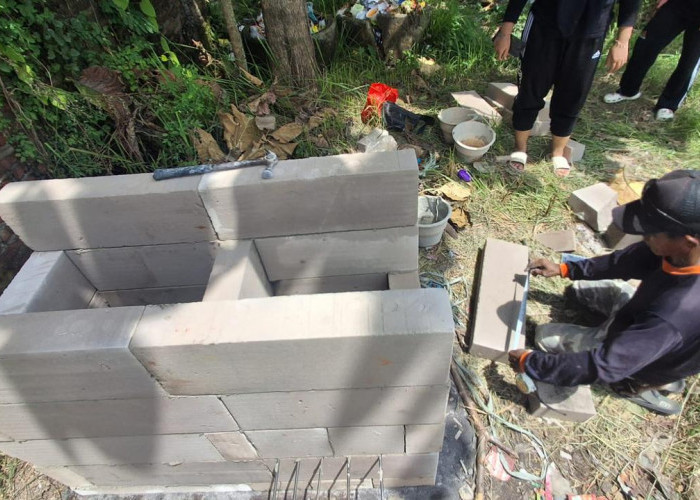 Solusi Minim Asap, Mahasiswa BBK 7 Unair Hadirkan Rocket Stove di SDN 2 Majenang