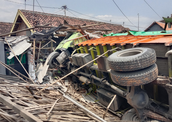 Truk Sasak Warung dan Rumah Warga Desa Kebotohan Pasuruan