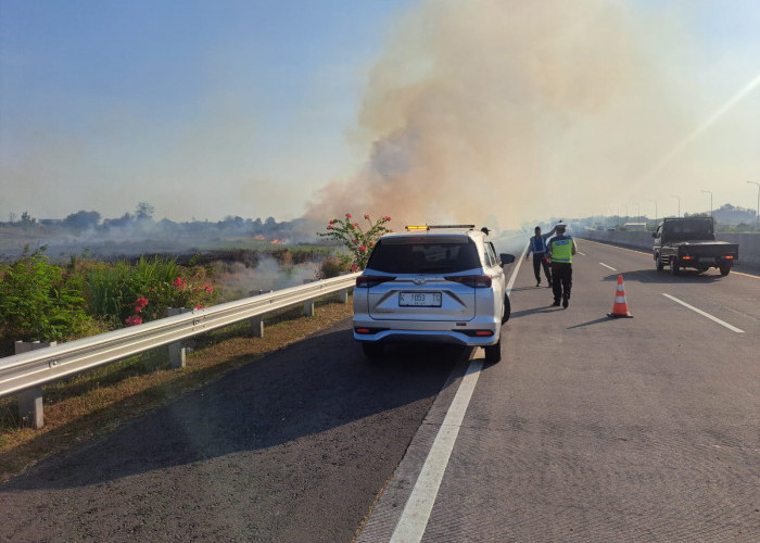 Asap Kebakaran Lahan Picu Tabrakan 4 Kendaraan di Tol Sumo