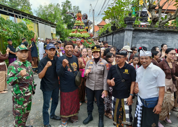 Wujudkan Toleransi, Polsek Wiyung Kawal Pawai Ogoh-Ogoh Menyambut Nyepi Saka 1948