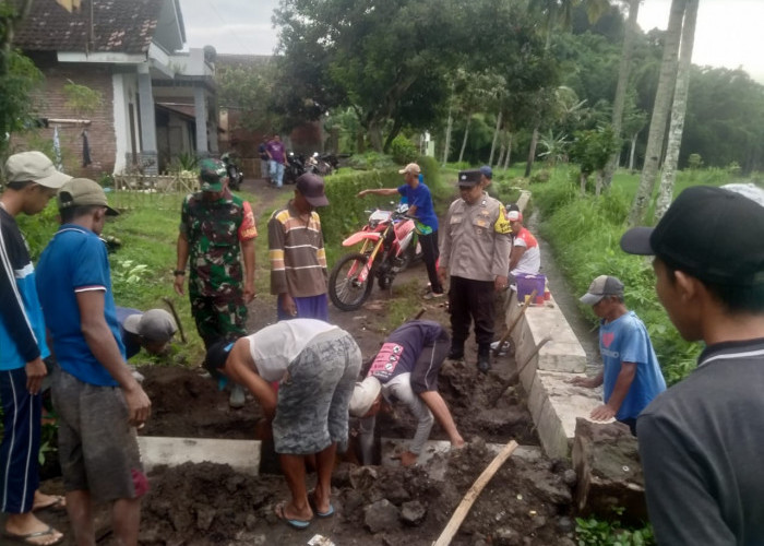 Babinsa-Bhabinkamtibmas dan Warga Sukoreno Bersatu Padu Normalisasi Saluran Irigasi