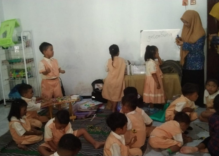 Sekolah Ditutup, Siswa TK Dharma Wanita Sawaran Lor Belajar di Rumah Mantan Kades