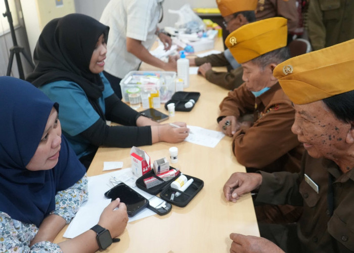 Hari Pelanggan Nasional, PLN UIP JBTB Berbagi Kebahagiaan Bersama Keluarga Veteran