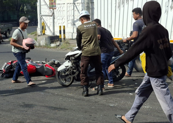 Truk Box Terguling Timpa Dua Motor di Lampu Merah Nippon Paint Gresik, Pengendara Selamat