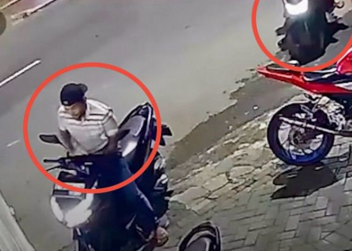 Aksi Pelaku Tertangkap CCTV, Polisi Buru Komplotan Curanmor di Jalan Kayoon