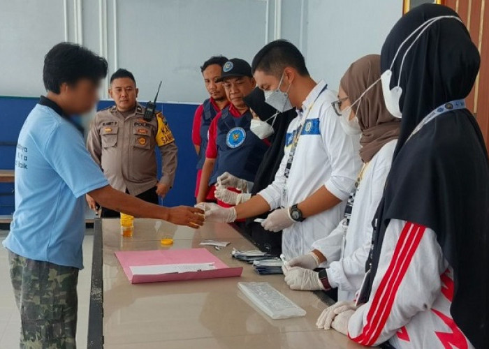 Deteksi Narkoba Ratusan Warga Binaan dan Petugas Rutan Gresik Jalani Tes Urine