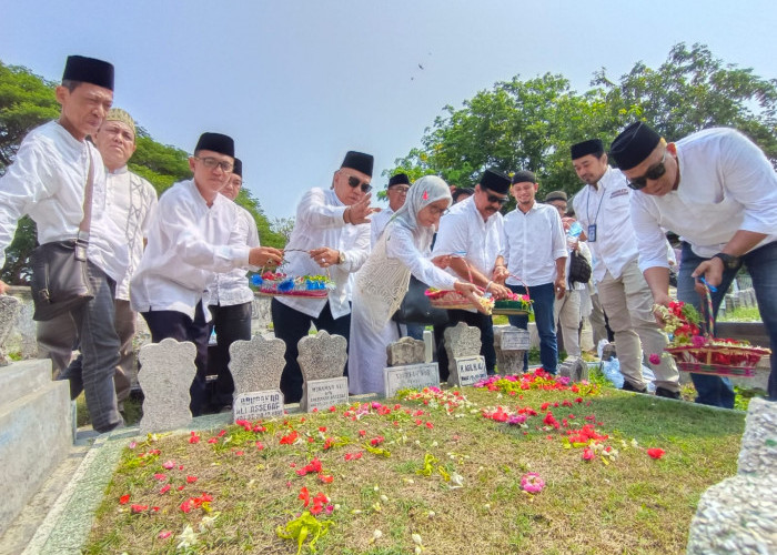 Ziarah Makam Pendiri SKH Memorandum di HUT Ke-55, Semangat Juang dan Dedikasi H. Agil Ali Jadi Obor Perjalanan