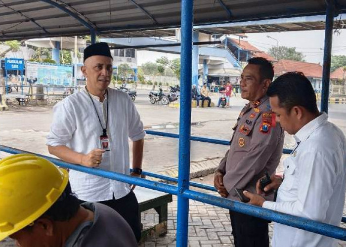 Didampingi Satpolairud, Pj Bupati Bangkalan Pantau Penjualan Tiket Online di Pelabuhan Kamal