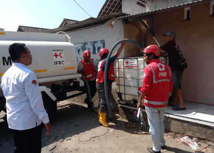 Kemarau Panjang Cekik Jember, PMI Datangkan Air Bersih untuk Warga Sukorambi