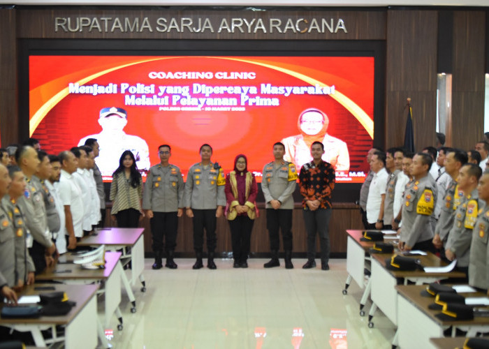 Polres Gresik Gelar Coaching Clinic Menjadi Polisi yang Dipercaya Masyarakat Melalui Pelayanan Prima