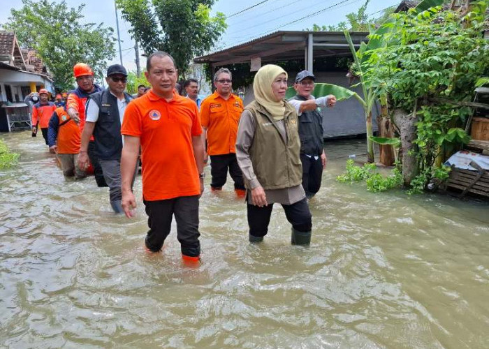 Khofifah Tinjau Banjir Rejoso Pasuruan dan Siapkan Solusi Jangka Panjang