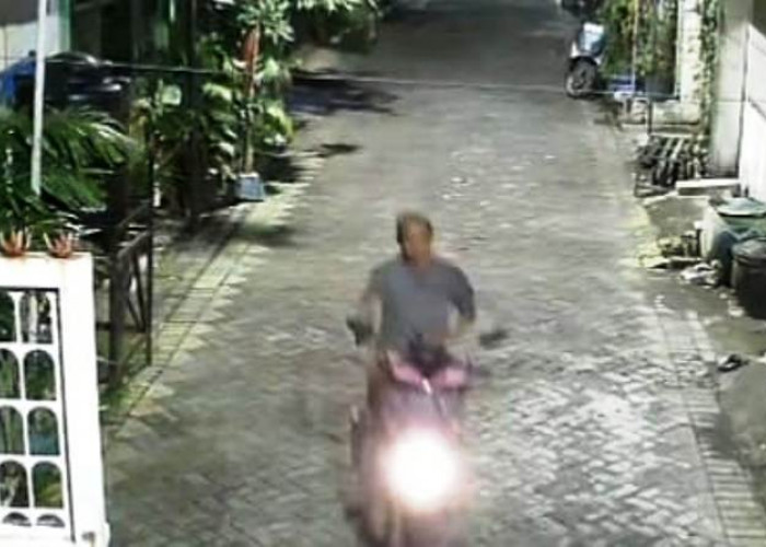 CCTV Rekam Bandit Gasak Honda Beat Warga Dukuh Setro Surabaya