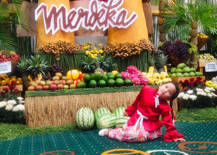 Cucu Khofifah Curi Perhatian di Grahadi, Tampil Percaya Diri dengan Baju Merah Putih