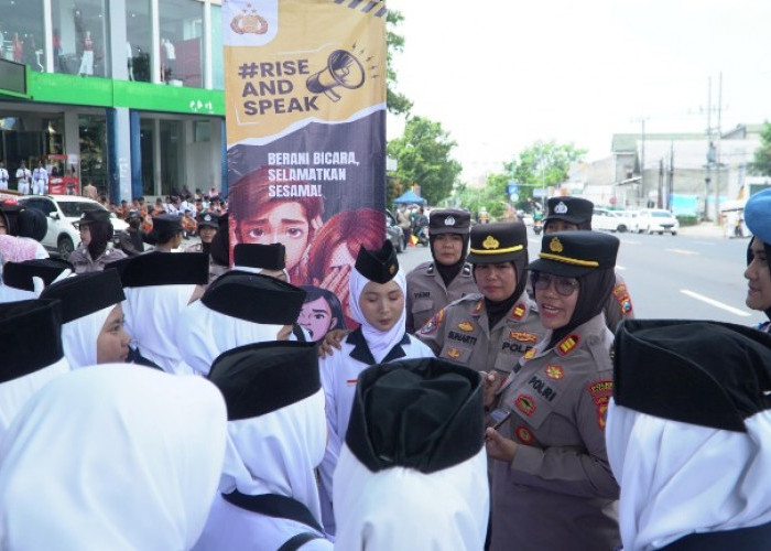 Polwan Polres Pasuruan Gelar Rise and Speak di Stasiun Bangil
