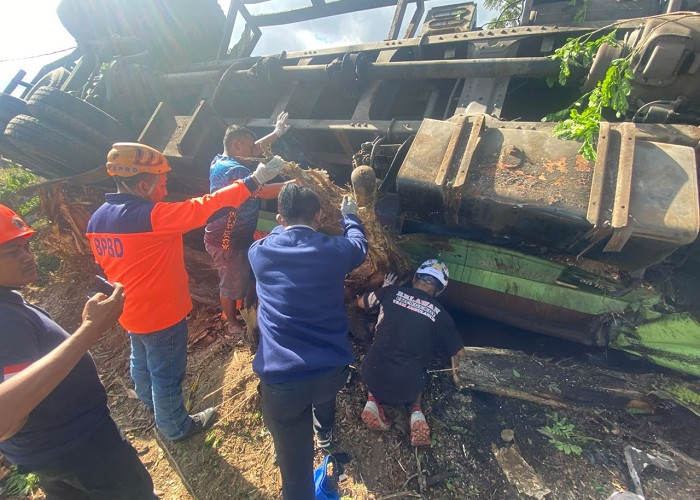 Truk Tangki Tetes Tebu Rem Blong, Sopir Tewas dalam Kecelakaan di Jalinbar Kepanjen