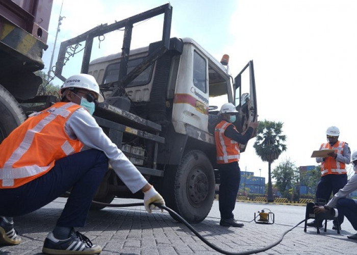 Uji Emisi 100 Truk Peti Kemas di Surabaya, 5 Kendaraan TPS Belum Lulus