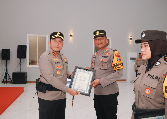 Kapolres Blitar Beri Penghargaan Personel Berprestasi