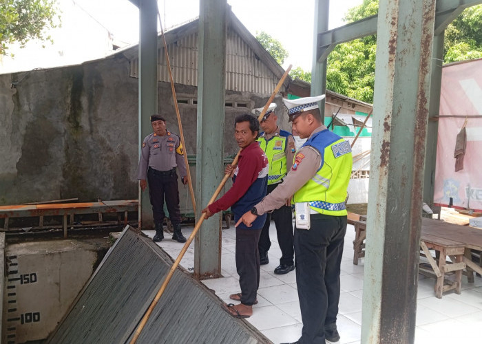 Antisipasi Banjir, Polsek Sawahan Rutin Cek Kesiapan Rumah Pompa di Jalan Bukit Barisan