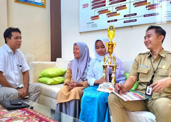 Juara Paskibraka di Surabaya Tak Mampu Beli Seragam, Nyambi Jual Kue