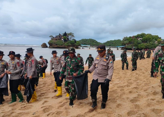 Wujudkan Wisata Asri, Polres Malang Bersama TNI dan Pemda Kompak Bersihkan Pesisir Pantai Balekambang