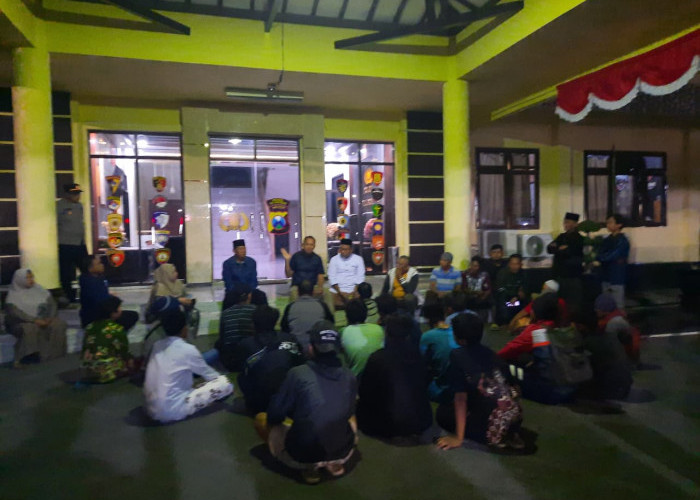 Isu Pencuri Pompa Air Hendak Dilepas, Puluhan Warga Duwet Geruduk Mapolres Situbondo