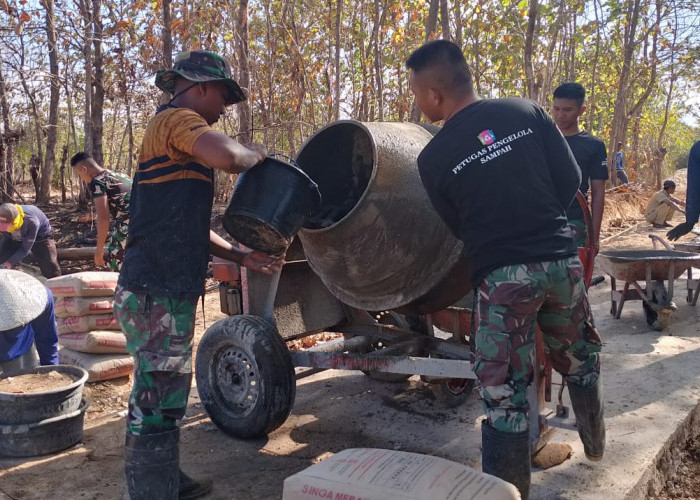 Percepat Jalan Rabat, Satgas TMMD ke 121 Kodim 0827/Sumenep Isi Air ke dalam Molen