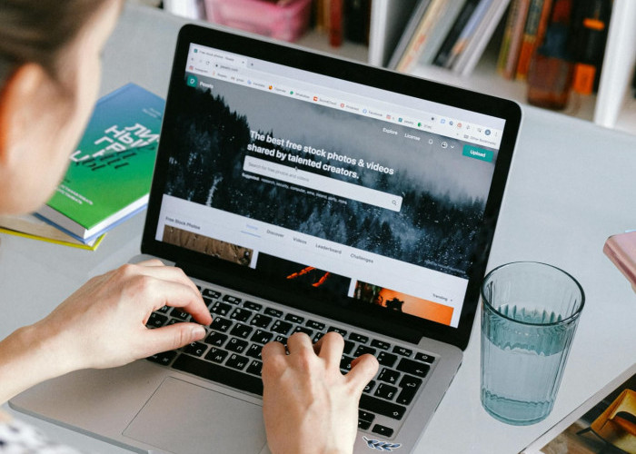Lawan Kelelahan Digital, Ini Tips Ampuh Jaga Kesehatan Mata bagi Pekerja di Depan Layar Laptop