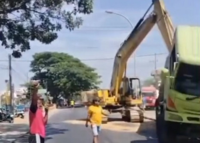 Polisi Kerahkan Ekskavator Evakuasi Dump Truk Terguling di Perempatan Pasar Moropelang Lamongan