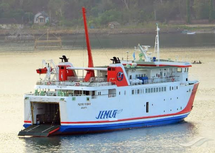 KMP Putri Yasmin Terbakar di Selat Lombok, Evakuasi Penumpang Berlangsung Menegangkan