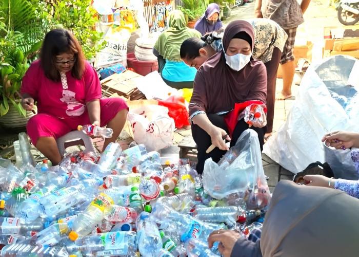 10 Tahun Konsisten, Program Bank Sampah Ibu-Ibu Candi Lontar Wetan Surabaya Ubah Sampah Jadi Manfaat