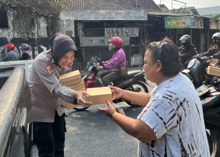 Polwan Polres Pasuruan Tebar Kebaikan, Jumat Berkah Jadi Momen Dekatkan Diri dengan Masyarakat