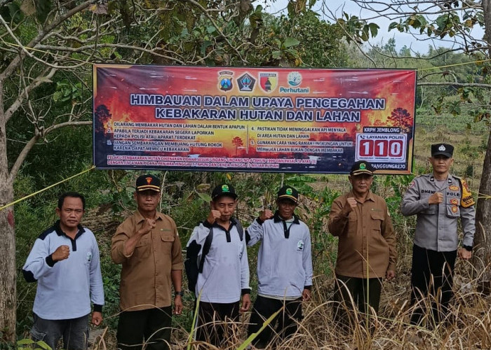 Bhabinkamtibmas Polsek Panggungrejo Pasang Banner Pencegahan Karhutla di Kawasan Perhutani