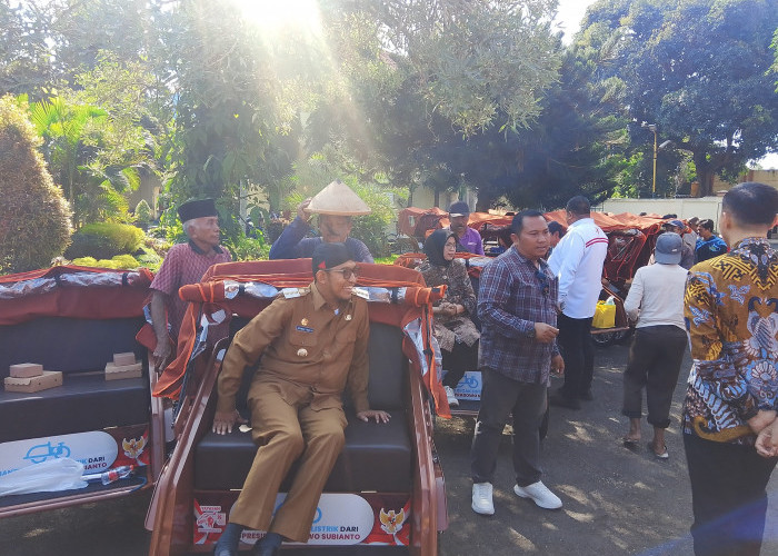 Bupati Sumenep Salurkan Becak Listrik Bantuan Presiden Prabowo 