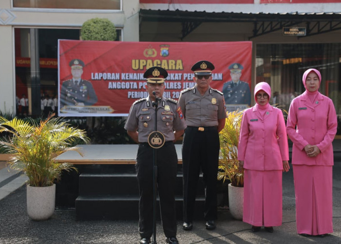 Satu Dekade Tanpa Cela, Dua Personel Polres Jember Terima Kado Kenaikan Pangkat Jelang Purna Tugas