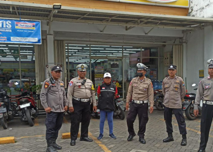 Polsek Simokerto Tertibkan Parkir Liar di Bahu Jalan, Arus Lalu Lintas Kembali Lancar