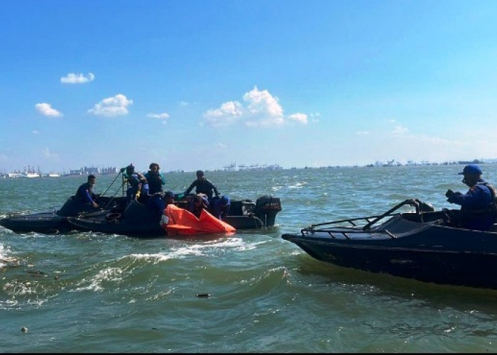 Diduga ABK LCT, Satpolairud Evakuasi Jasad Pria Terapung di Pesisir Pantai Tanjung Jati