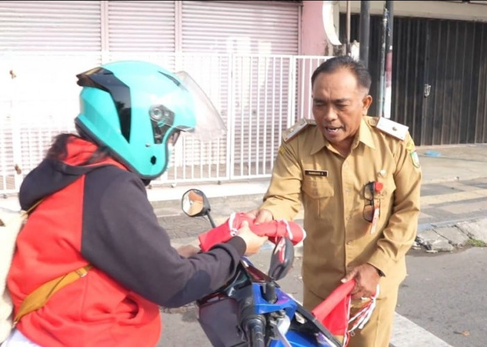 Ajak Masyarakat Rayakan Kemerdekaan, Sekretariat DPRD Jombang Bagikan Bendera