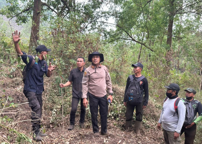 Cegah Karhutla Meluas, Kapolres Ngawi Cek Langsung Titik Api di Gunung Lawu