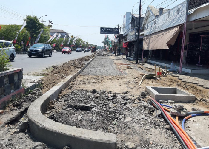 Progres Pembangunan Pedestrian Jalan Yos Sudarso Ngawi Lamban